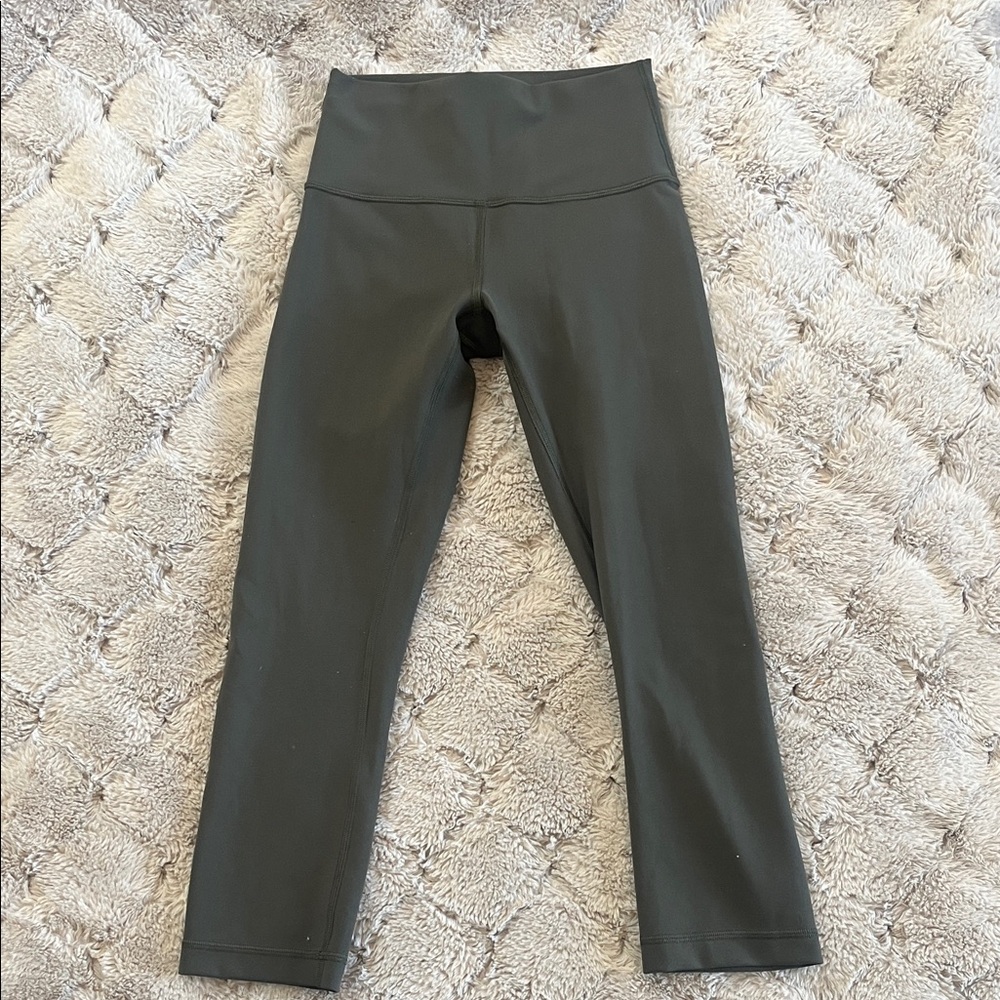 Chic High-Waisted Dark Olive Green Cropped Leggings